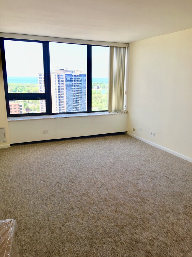 Bedroom - 3930 N Pine Grove Ave