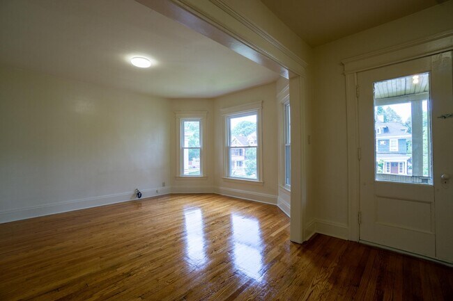 Building Photo - Newly Renovated 3 Bedroom -3 Blocks From C...