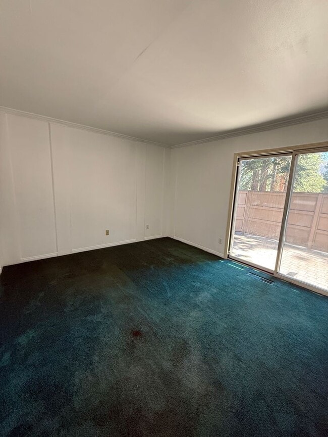 Building Photo - 3 Bed, 2 Bath Townhome with Vaulted Ceilings & Private Balcony