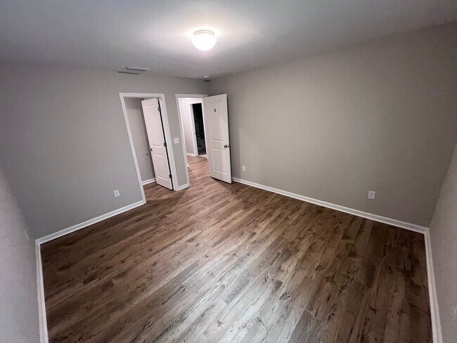 Building Photo - Room in Townhome on Reeves St