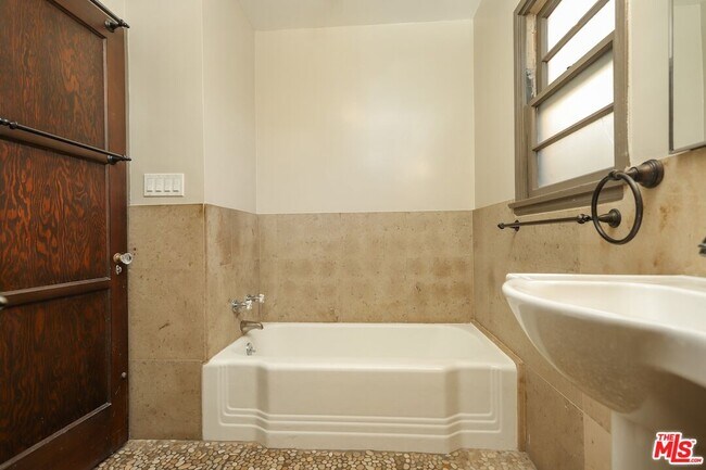 Building Photo - 2587 S Westgate Ave