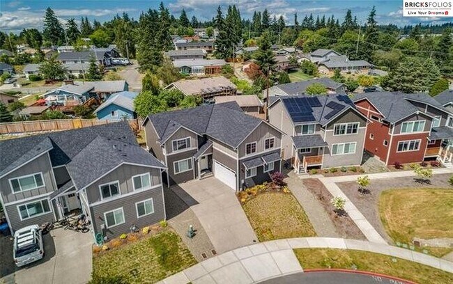 Building Photo - Banyan Grove, Bremerton: Charming 4-Bedroo...