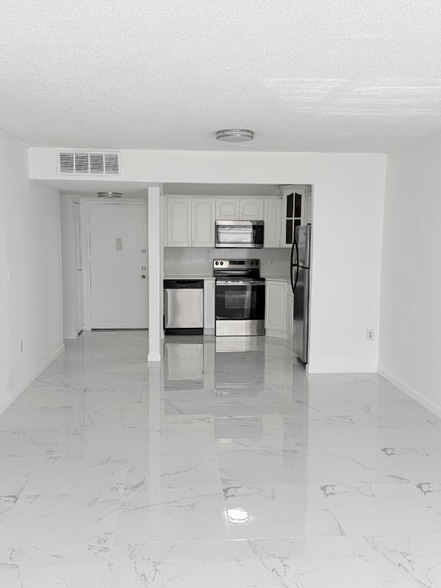 Building Photo - 1300 NE Miami Gardens Dr