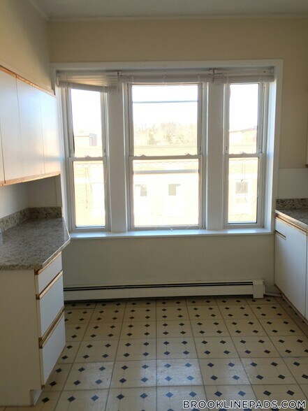 Building Photo - 208 Winthrop Rd
