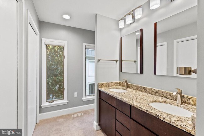 Building Photo - 4214 Embassy Park Dr NW
