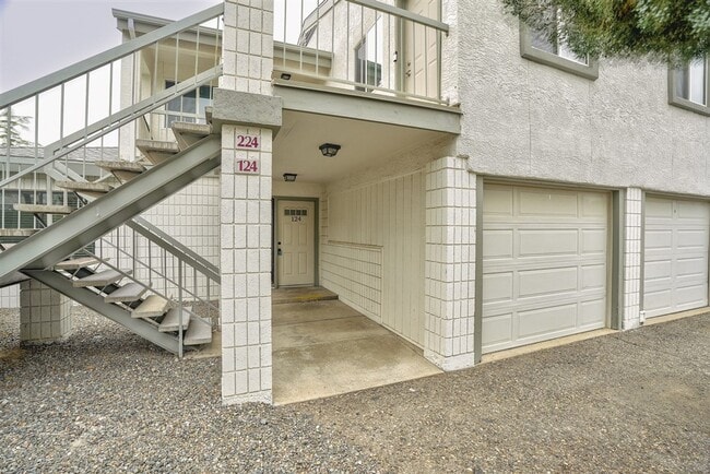 Building Photo - 2 bedroom, 2 bath condo near the airport