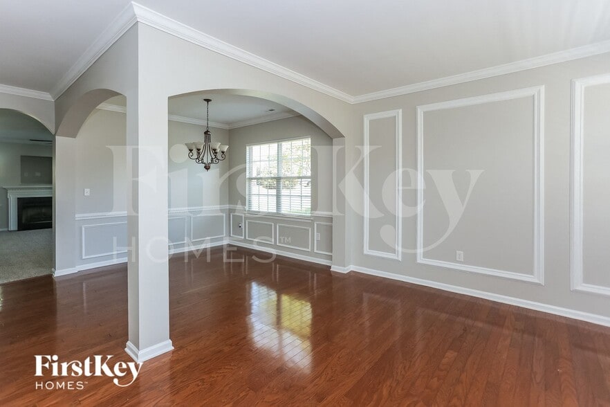 Building Photo - 2300 Silver Run Dr