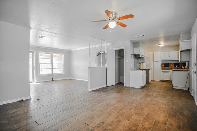 Building Photo - 2641 E Baylor St