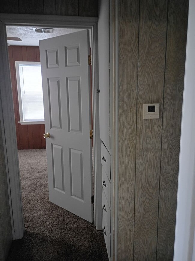 Building Photo - 2 Bed, 1 Bath Home