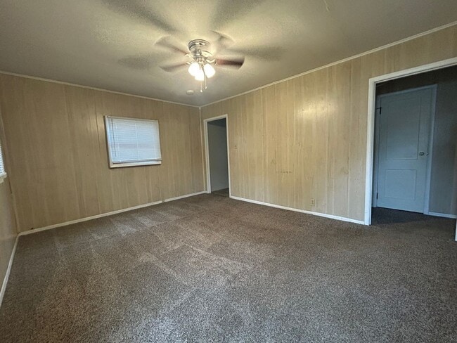 Building Photo - Nice 2 Bedroom / 1 Bathroom Unit - Great L...