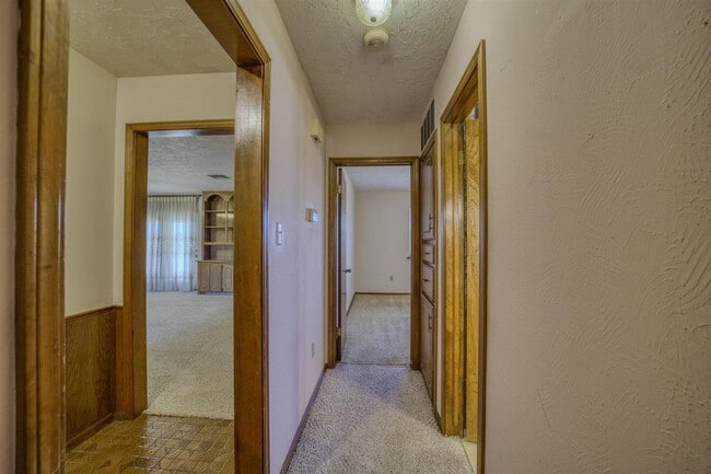 Building Photo - 308 SE Camelot Dr