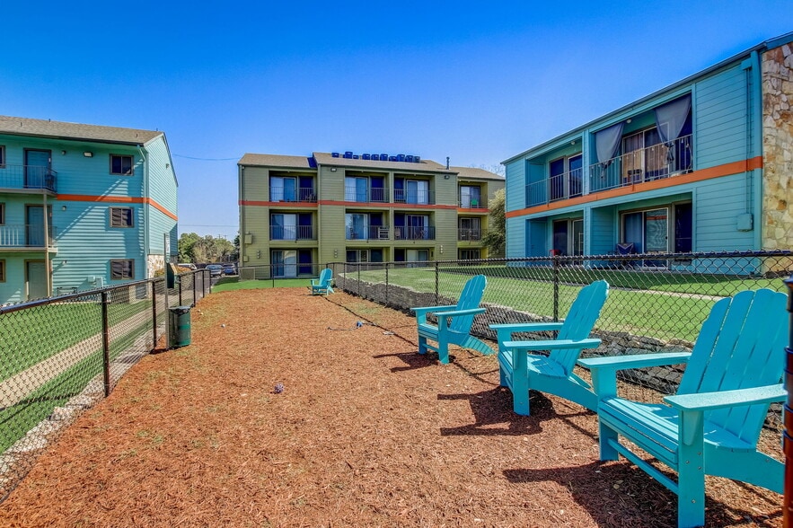 Building Photo - The Oaks Apartments
