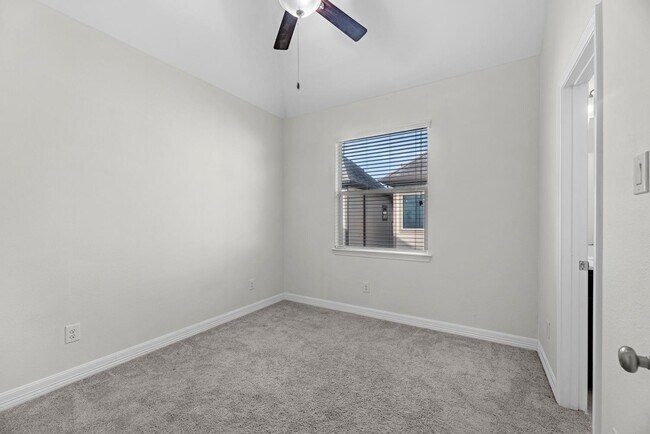 Building Photo - 458 N Live Oak St