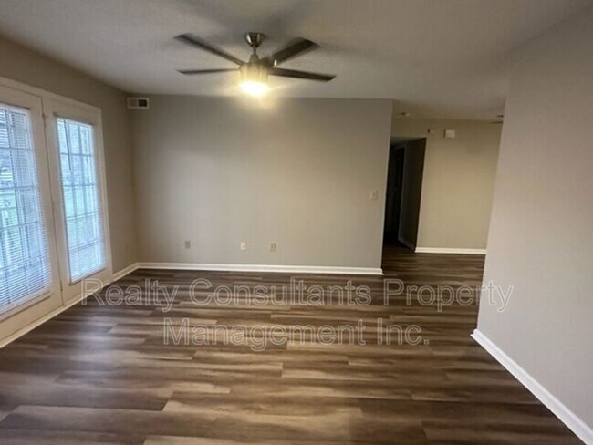 Building Photo - 800 Folly Ct