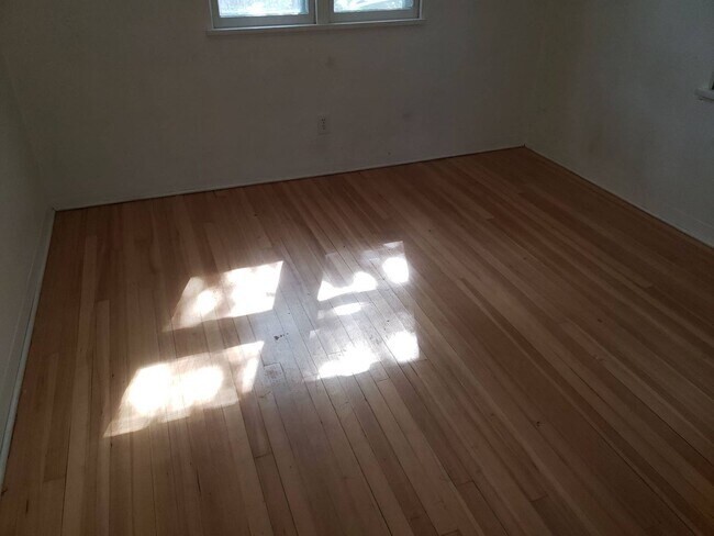 Building Photo - 1005 NE D St