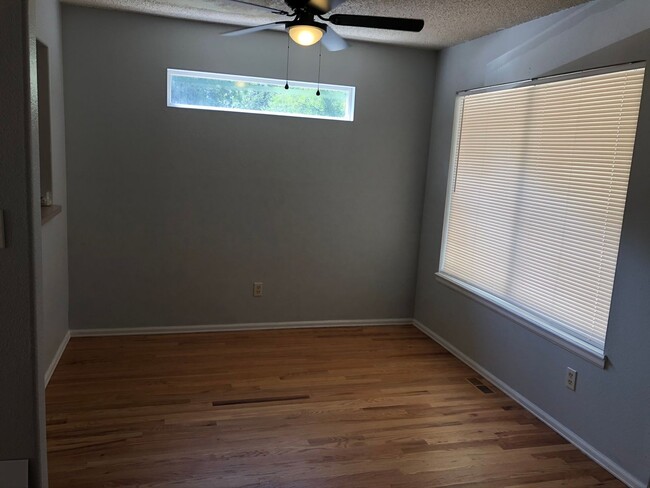 Building Photo - 2 Bed, 3 Bath 1 Car Garage, Southwest Town...