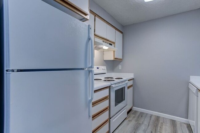 Building Photo - 2 bedroom unit. Pets OK! Lots of upgrades!...