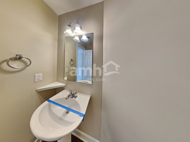 Building Photo - 8026 Meadowview Ln