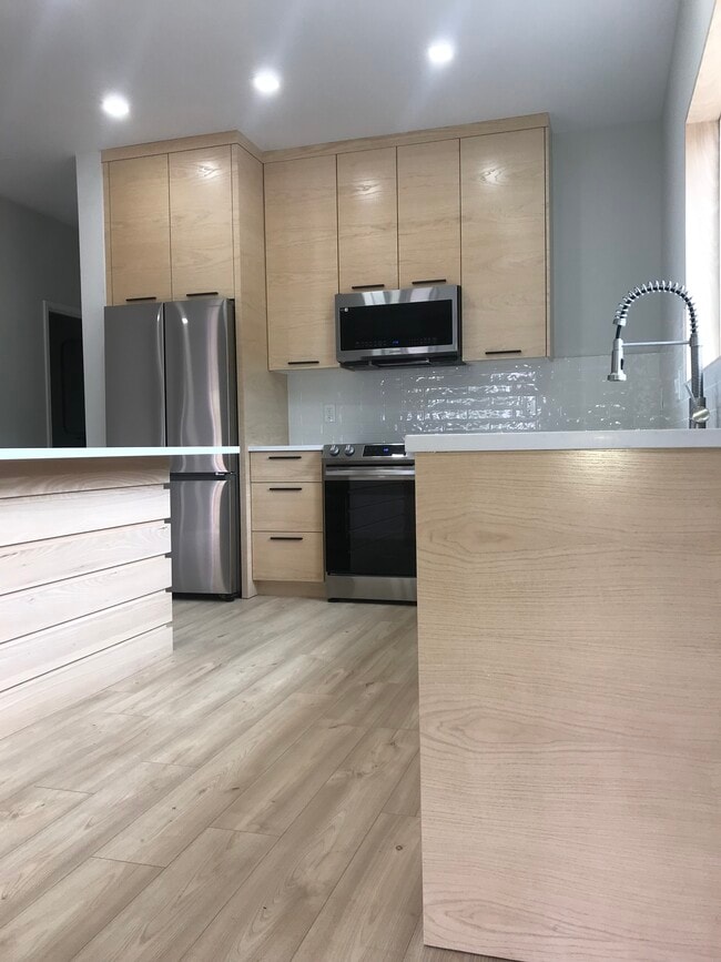 Custom High-End Kitchen with Two sided eating Bar - 19609 SE Chitwood Rd