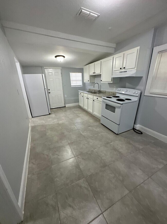 Building Photo - Fully Renovated 3/1 Single Family House Av...