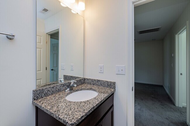 Building Photo - Stunning 3-Bedroom in Northwestern School District with Pool Access & Garage | AUGUST MOVE IN SPE...