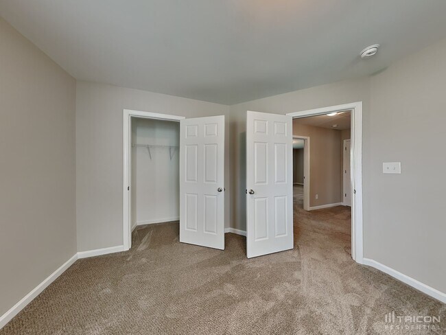 Building Photo - 17 S Sunny Dale Dr