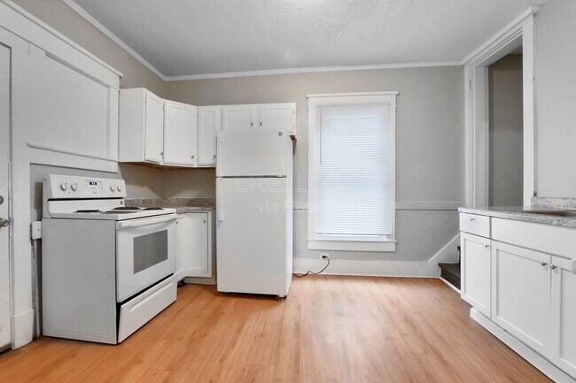 Building Photo - 844 S 33rd St