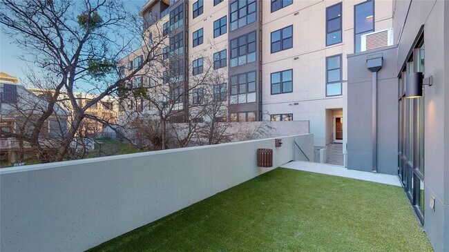 Building Photo - 800 Embassy Dr