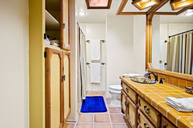 Building Photo - Spacious Two Bedroom Condo in Gated Commun...