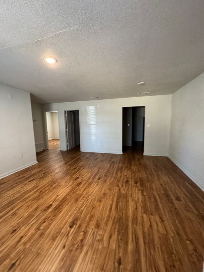 Building Photo - REMODELED 2 BED / 1 Bath Apartment in Truman.  READY NOW!