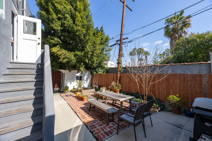 sunny private garden - 3115 Marathon St