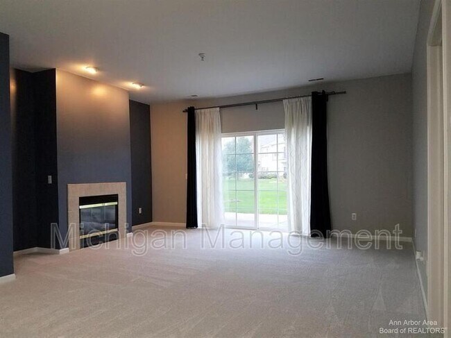 Building Photo - 9521 Lakeside Dr