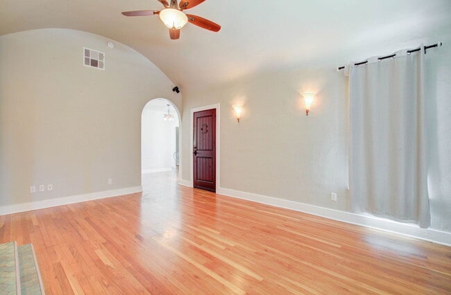 Building Photo - 1310 W Lynwood St
