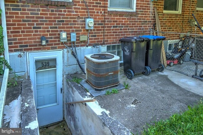 Building Photo - 539 E Basin St