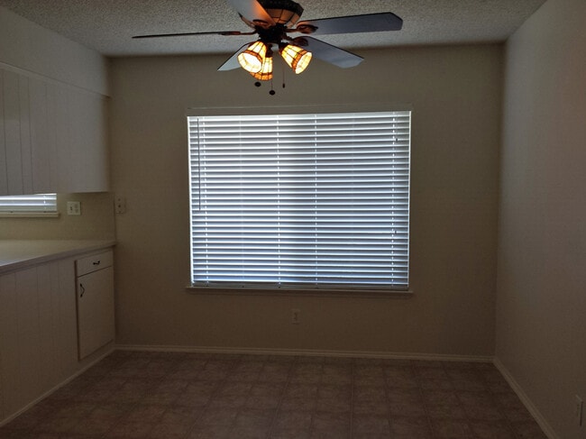 Building Photo - Almost 2000 SF home near Fresno State