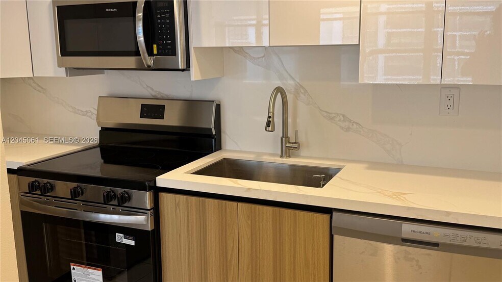 Building Photo - 1440 Brickell Bay Dr