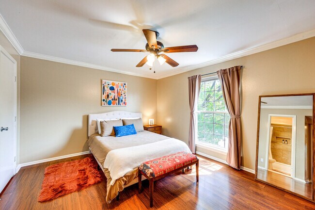 Building Photo - 8702 Village Dr