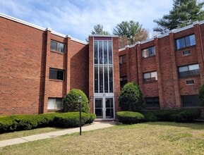 Building Photo - 49 Windsor Dr