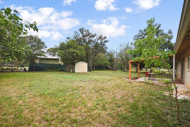 Building Photo - Charming 2-Bed Retreat Near Landa Park & t...