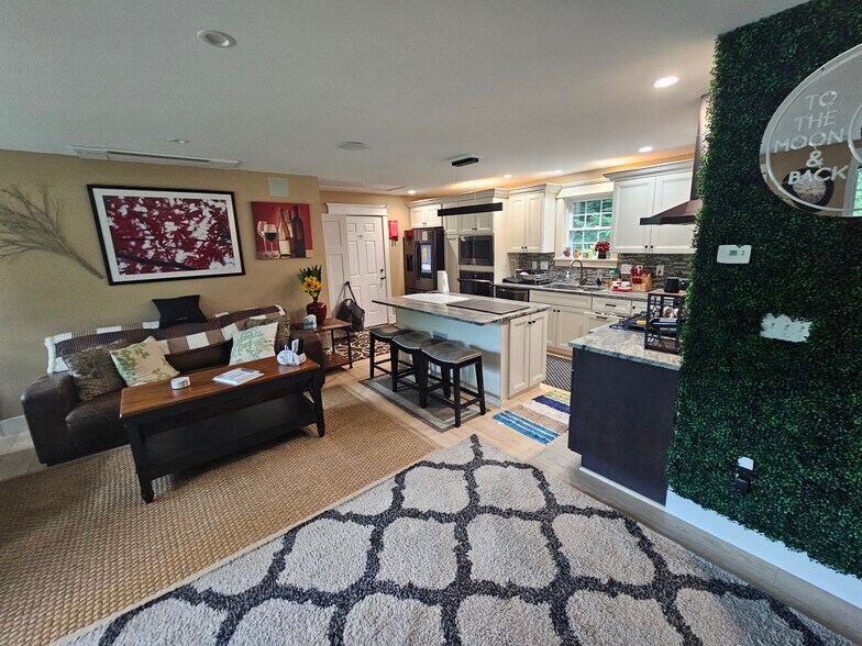 Building Photo - 435 High St