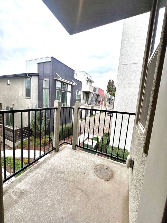 Building Photo - Beautiful 2 bedroom 2.5 bath three story c...