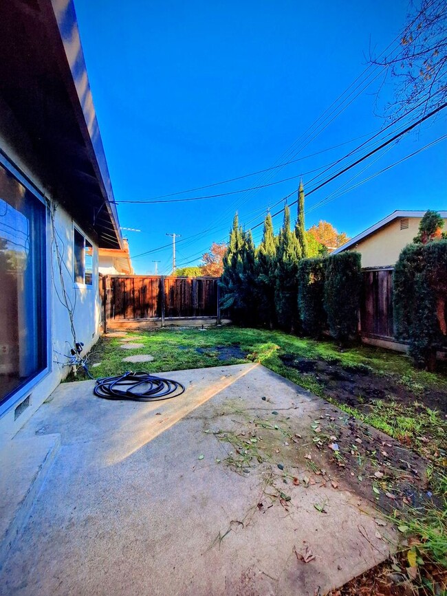 Building Photo - Charming 2bd Duplex With Private Yard & Garage