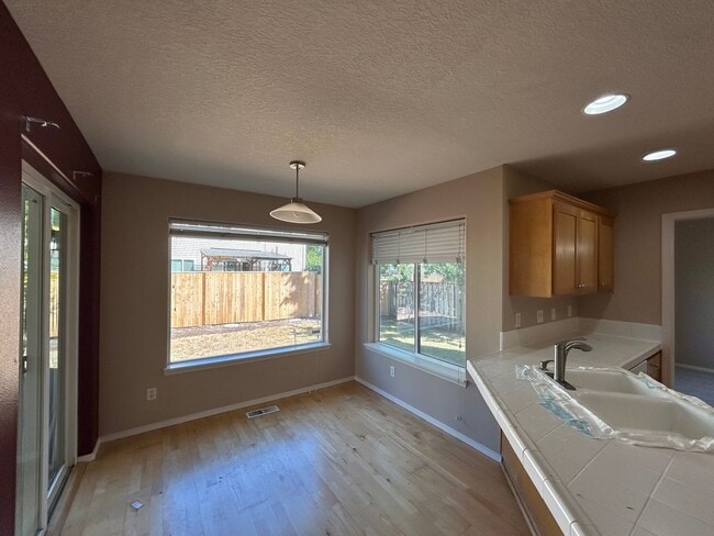 Building Photo - Gorgeous 4 Bed, 2.5 Bath House!