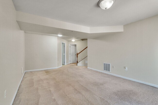 Building Photo - Charming 3 BR + Den Townhouse available now