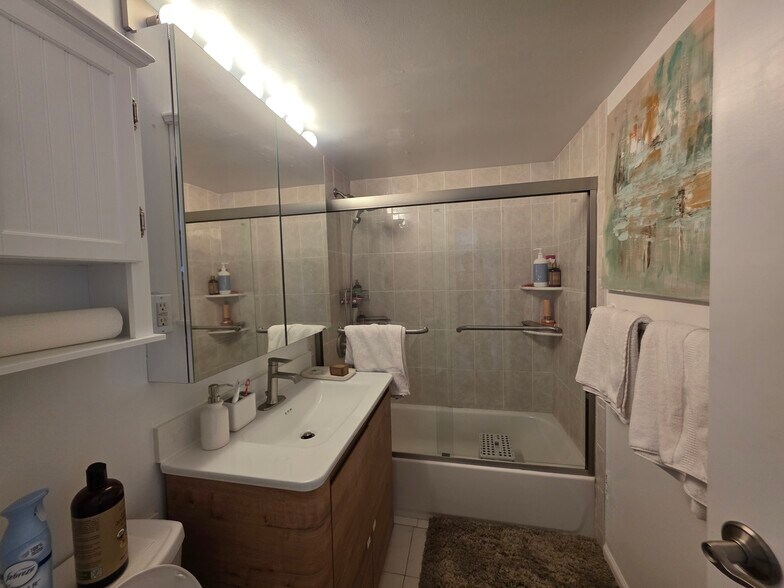 Building Photo - 9060 Palisade Ave