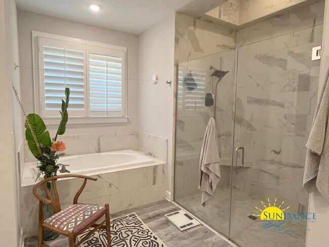 Building Photo - Efficient Solar 4-Bedroom Home in Navarre’s La Fontaine Gated Community with Deeded Beach Access!