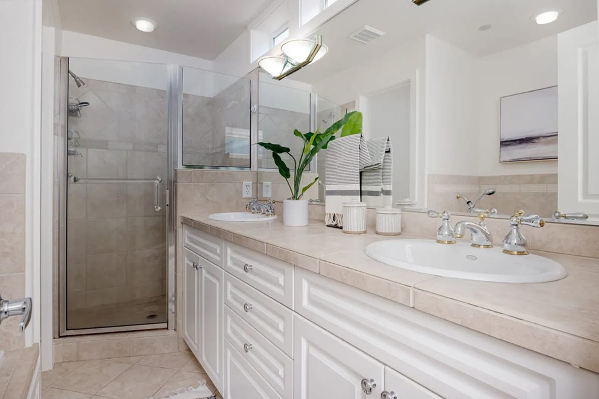 Building Photo - 852 SW Broadway Dr