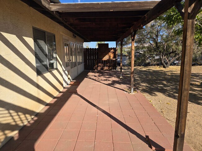 Building Photo - Quiet neighborhood and great views!