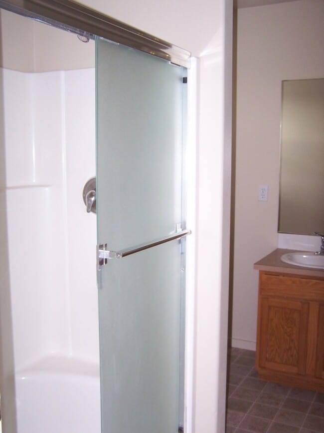 Building Photo - 3 Bed/2.5 Bath Townhome Style Unit in SW Bend - Attached Garage