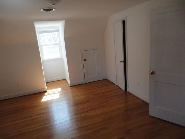 Building Photo - 3 BR/ 1.5 BA Brick Three Bedroom Cape Cod ...